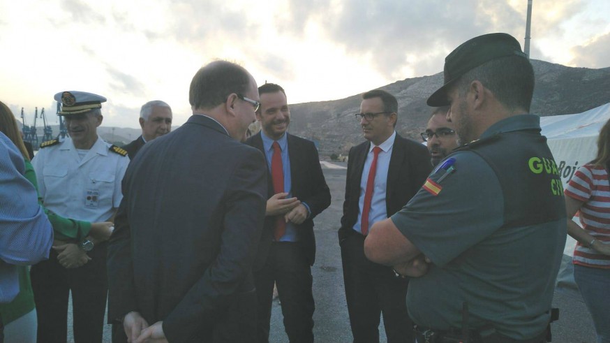 El delegado del Gobierno, junto al resto de autoridades, esta mañana en el muelle de La Curra