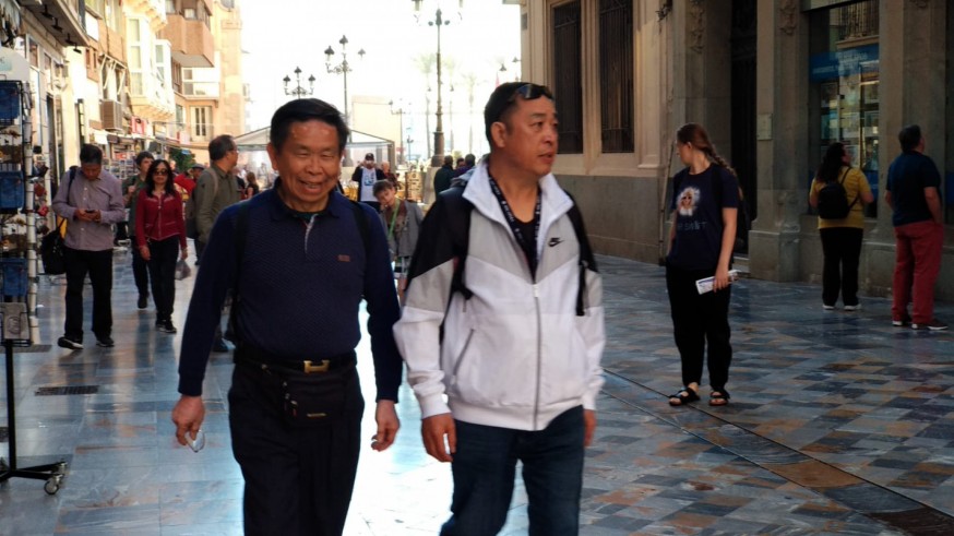 Turistas chinos por el centro de Cartagena este lunes. 