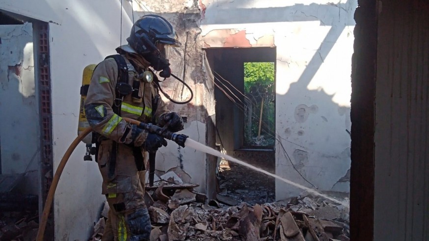 Buscan a una persona entre los escombros tras el incendio de una vivienda en Mazarrón