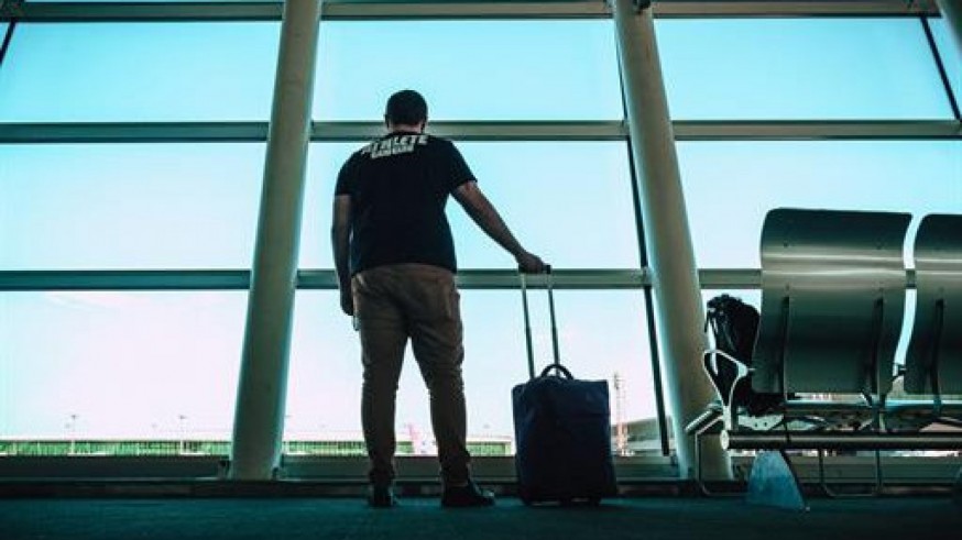 Un viajero espera en un aeropuerto. EP