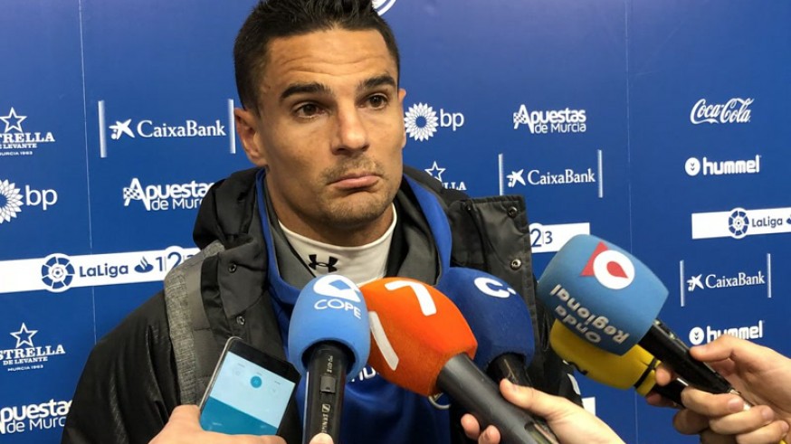 Carlos Peña atiende a los medios (foto: Lorca FC)