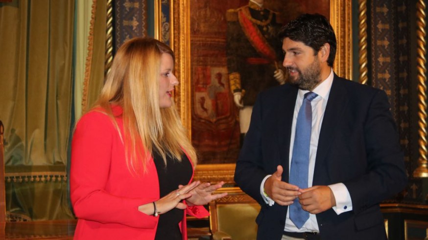 López Miras junto a la alcaldesa de Mazarrón, Alicia Jiménez