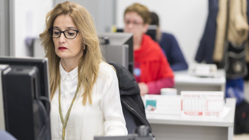 Eva Caballero dirige y presenta este informativo