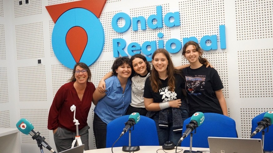 Nos visita la profesora Gema Escobar y cuatro alumnas del IES Licenciado Francisco Cascales de Murcia en participan en el fanzine 'La Campanilla&#