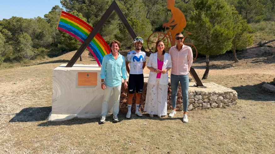 La Sierra de la Pila inmortaliza a Alejandro Valverde con un monolito en el cierre del Fortuna Vital Fest