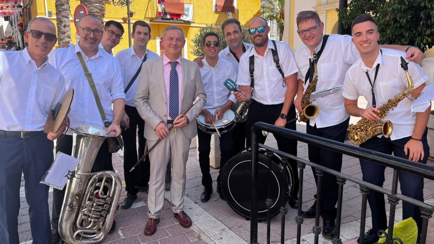 Agrupación musical de Blanca junto al alcalde de Ojós, José Emilio Palazón.