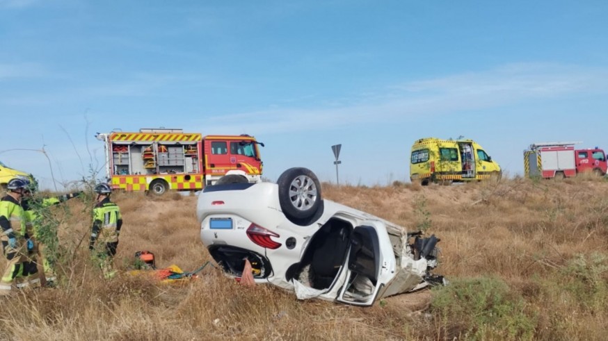 Dos muertos y una herida grave tras volcar un vehículo en Fuente Álamo