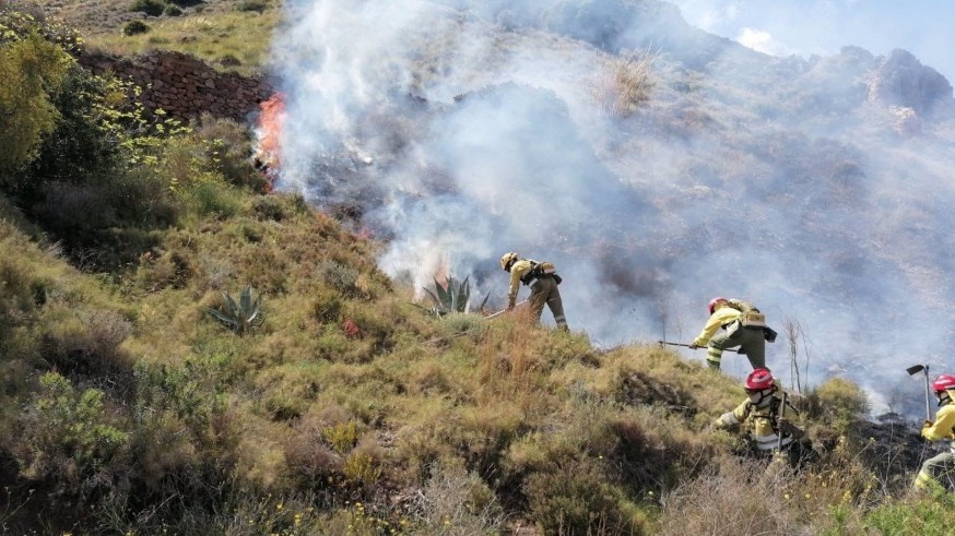 Extinguen un incendio forestal en Portmán (La Unión)