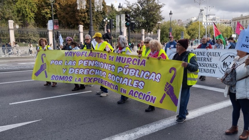 Más de un centenar de murcianos se suma a la protesta por la pensiones