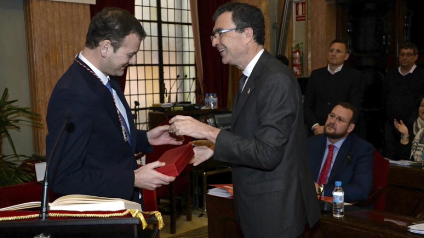 Ballesta junto al nuevo concejal Marcos Fernández en su toma de posesión