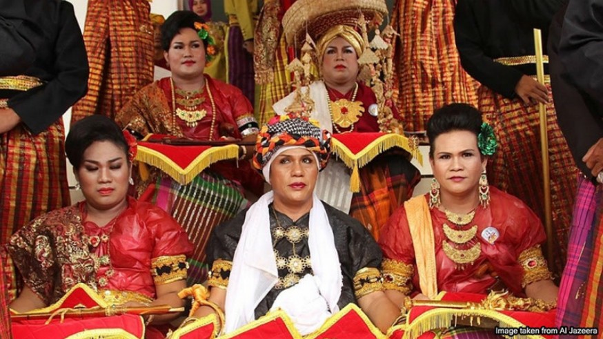 Miembros de la etnia indonesia de los bugis