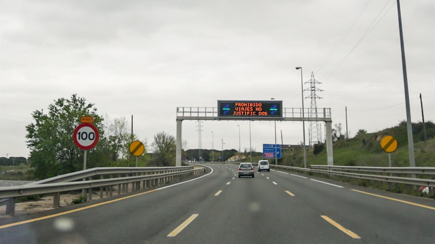 Cartel en el que se lee 'Prohibido viajes no justificados'.