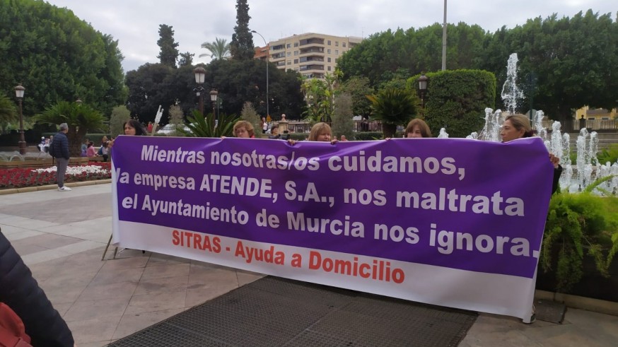 Las trabajadoras del servicio de ayuda a domicilio del Ayuntamiento de Murcia protestan por las condiciones laborales