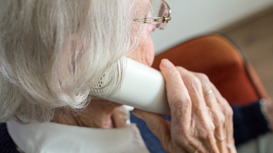 Mujer mayor con teléfono
