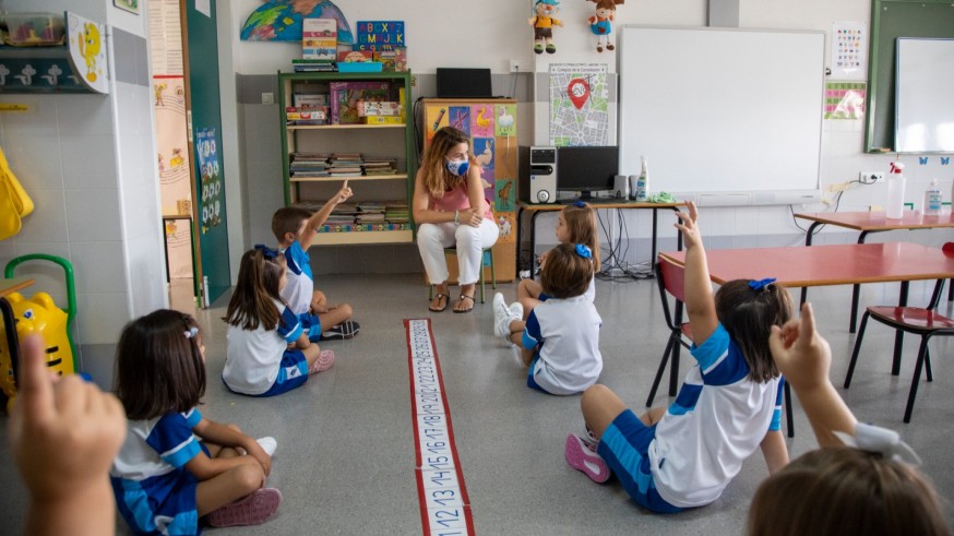 Maestra con sus alumnos en un colegio de Caravaca