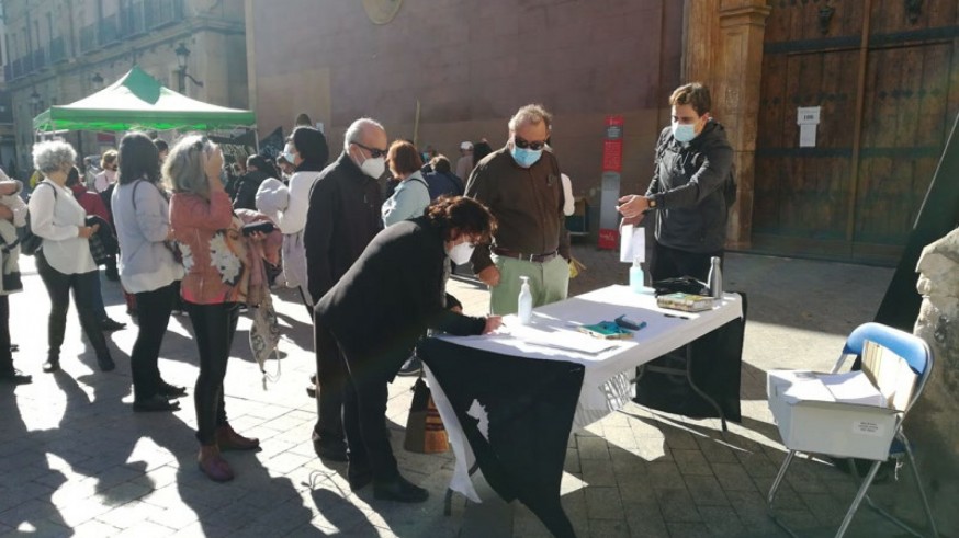 Vecinos de Murcia firmando la petición. Foto propia.