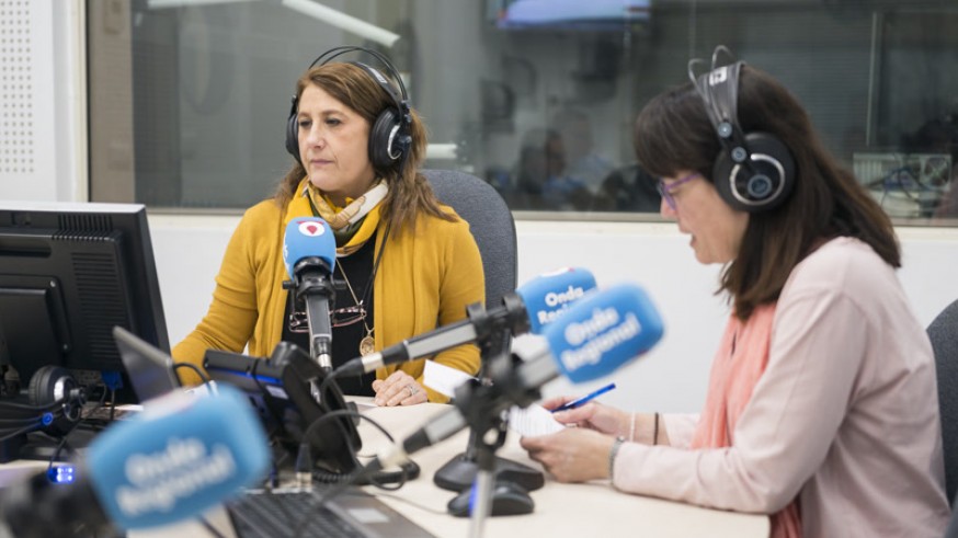 Anabel Aramendía (dcha.) dirige este informativo