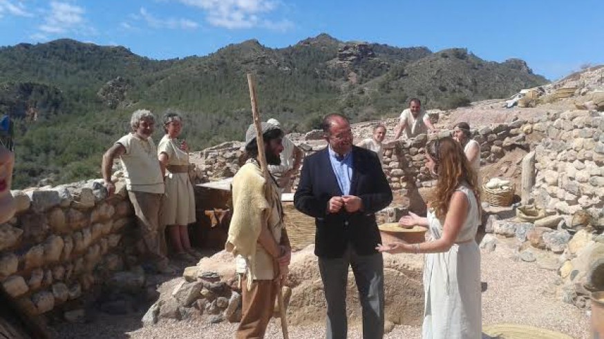 Juan José Cánovas junto a los actores que recrean la vida en este asentamiento prehistórico