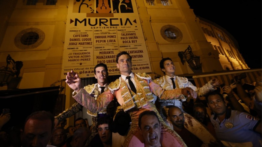 Tarde triunfal de Talavante, Ureña y Roca Rey en la tercera de Feria