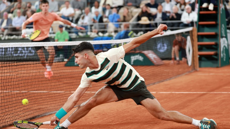 Carlos Alcaraz honra a Nadal en la Philippe-Chatrier