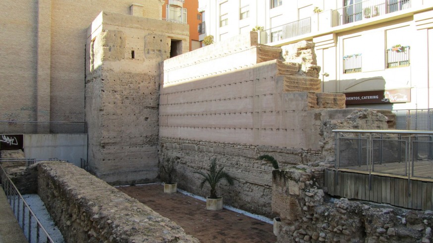 Lienzo de la Muralla Medieval de Murcia junto al Mercado de Verónicas de la capital
