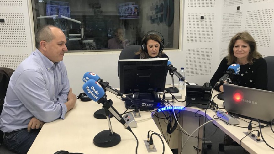 Longinos Marín y Rosa Badenes junto a Maribel Peregrín. Manuel Martínez interviene desde los estudios en Cartagena