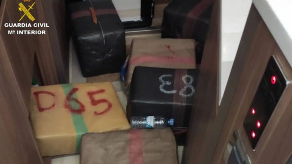 Intervenidos más de 800 kilos de hachís en un yate de lujo interceptado en Cabo Roig