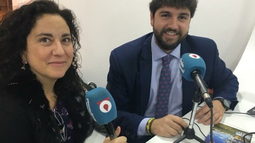 Momento de la entrevista en Fitur. Fernando López Miras con Marta Ferrero en el estand de Murcia en FITUR2018