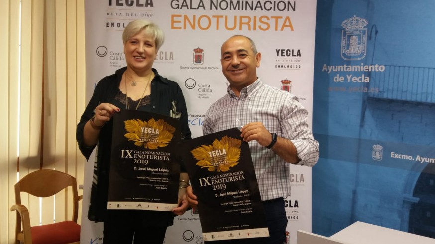 Aurora Picó y Jesús Verdú presentando la gala en Yecla
