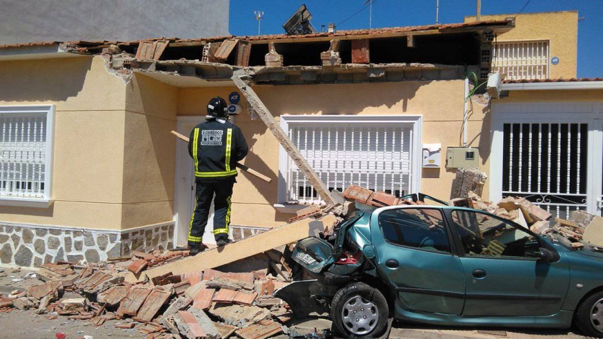 coche aplastado por el derrumbe de parte de la vivienda