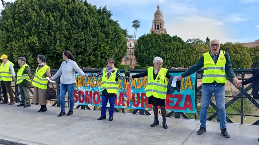 Abrazo a la Tierra para proteger el medio ambiente