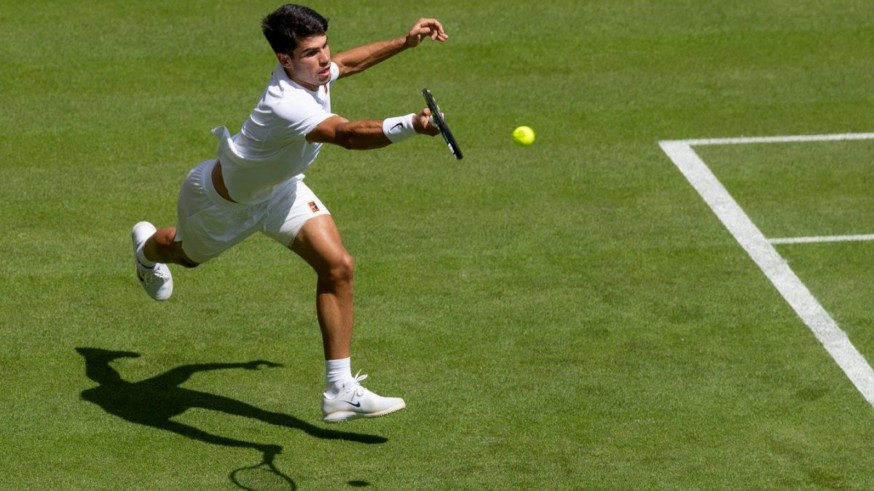 Alcaraz arranca Wimbledon con una sufrida victoria ante el veterano Fognini