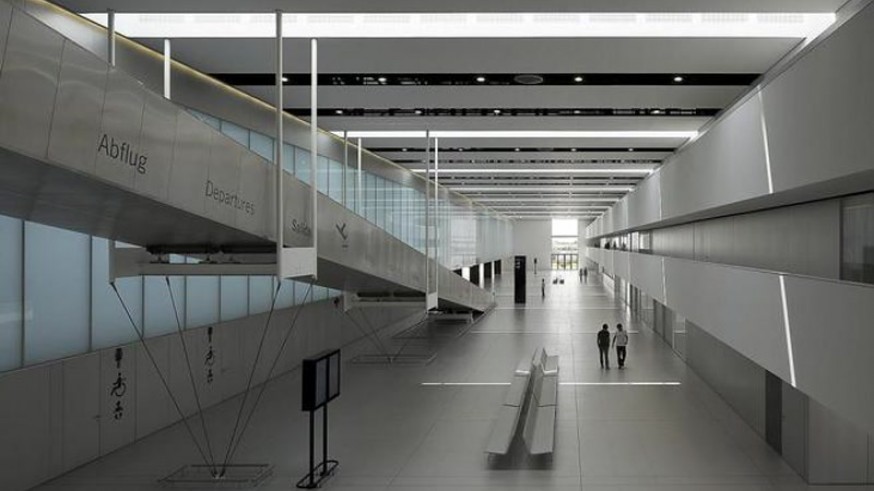 Interior del aeropuerto de Corvera
