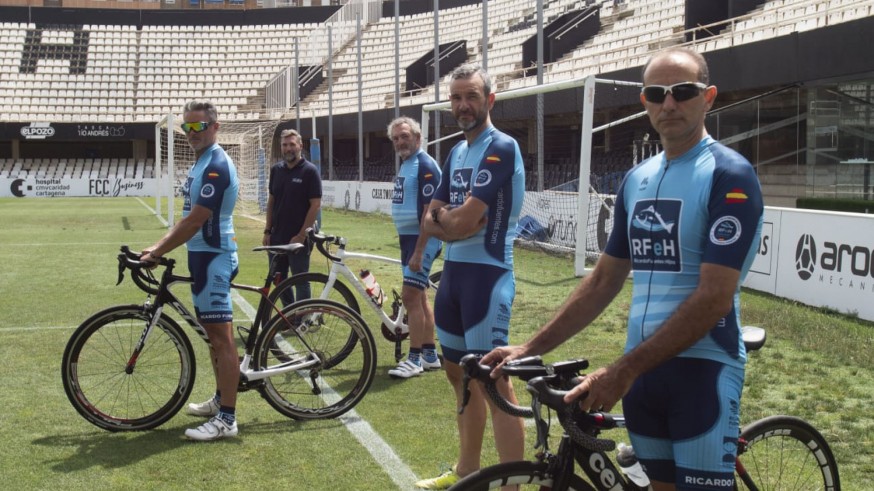 Los miembros del equipo de ultraciclismo Cartagena-Grupo Ricardo Fuentes