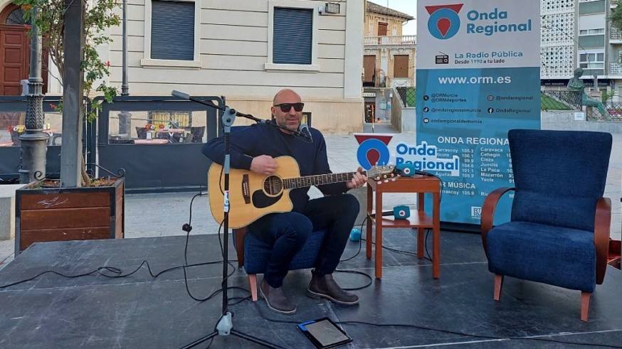 El músico Paco Bosch nos ofrece una versión acústica en directo del tema 'No puedo vivir sin ti' de Coque Malla