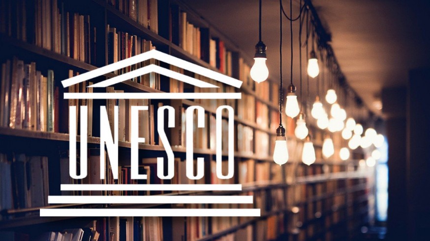 Librería, bombillas y logotipo de la UNESCO