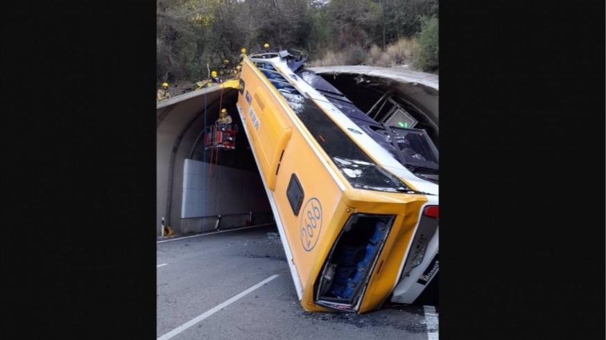 Un autocar con sesenta pasajeros vuelca a la entrada de un túnel en Barcelona
