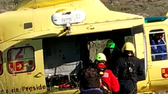Emergencias rescata con su helicóptero a un cazador en Valdelentisco