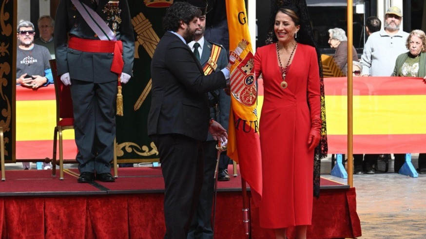 La Guardia Civil recibe la enseña nacional de la Administración regional