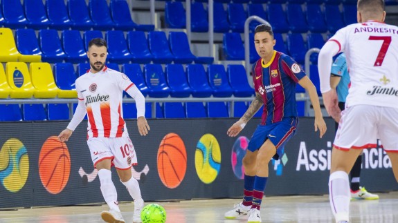 Juanpi combina con Andresito en un lance del partido Jimbee - Barça