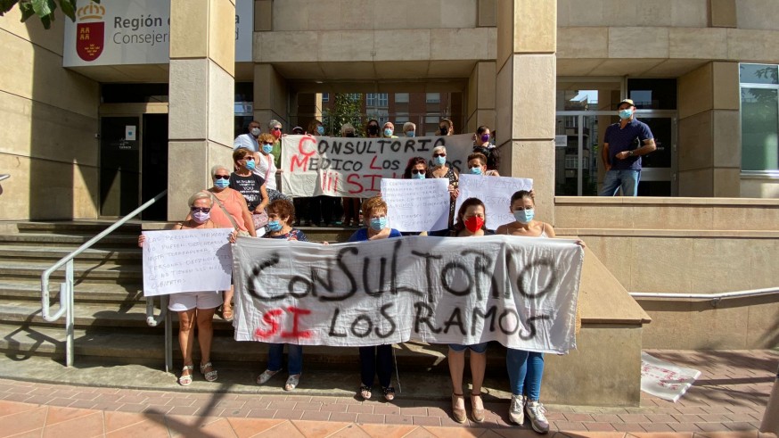 Protesta de los vecinos de Los Ramos por el cierre del Centro de Salud. ORM