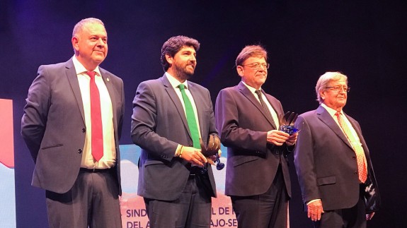 Lucas Jiménez junto a los presidentes murciano y valenciano
