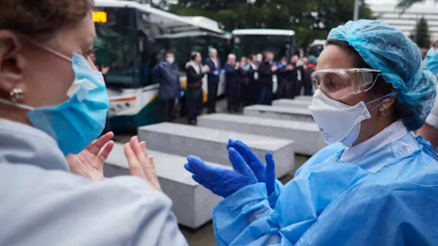 Sanitarios aplauden a las puertas de un hospital