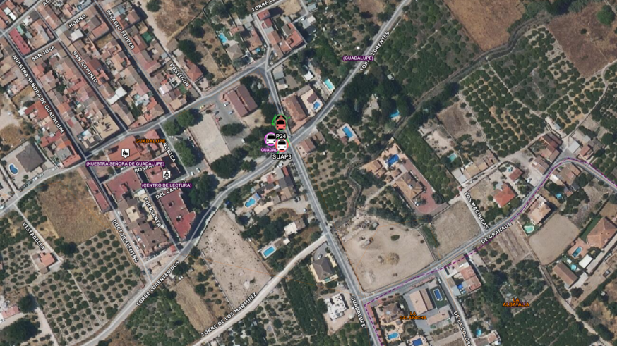Dos personas han tenido que ser rescatadas por los bomberos, atendidas por sanitarios y trasladadas al hospital 