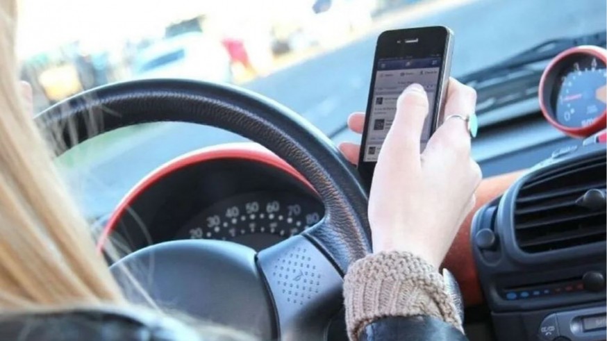 La nueva ley de tráfico prohíbe rebasar en 20 km/h el límite para adelantar y aumenta a 6 puntos el uso del móvil