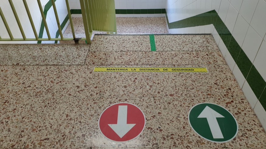 Señalización en las escaleras de un colegio de la Murcia. ORM