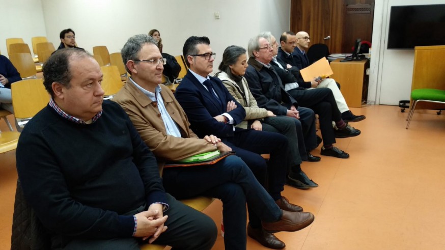 Daniel García Madrid, tercero por la izquierda, en el inicio del juicio