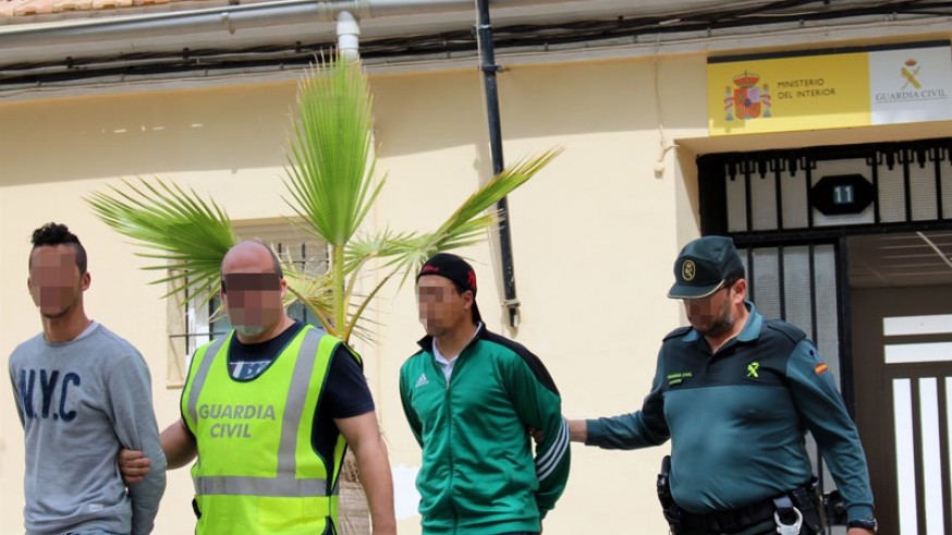 Presuntos autores de los robos, escoltados por agentes de la Guardia Civil