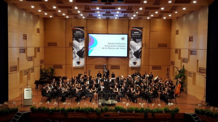 A bombo y platillo con la Asociación de Amigos de la Música de Yecla que cumplen 50 años