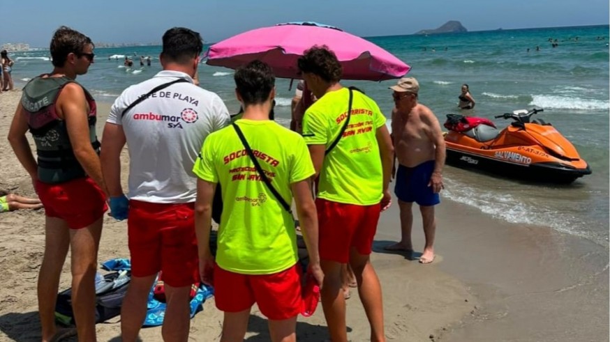 Rescatan del agua a un hombre de 80 años en una playa de La Manga y lo trasladan al hospital